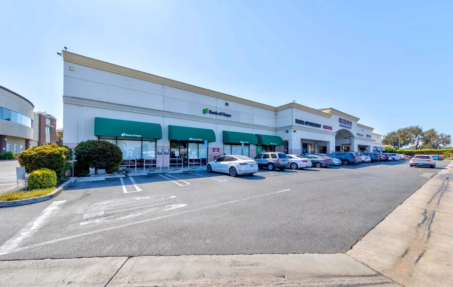 9562-9580 Garden Grove Blvd, Garden Grove, CA for lease - Building Photo - Image 3 of 8