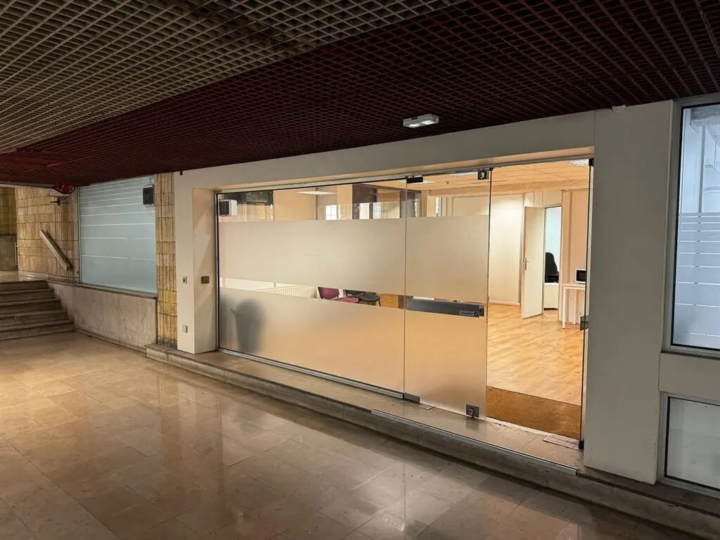 Retail in Paris for lease Interior Photo- Image 1 of 11