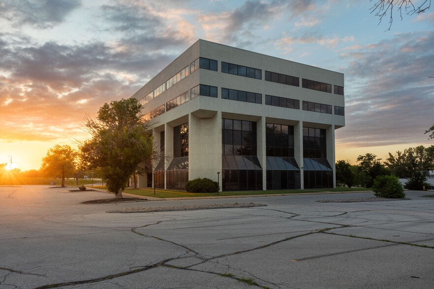 1501 42nd St, West Des Moines, IA for lease - Building Photo - Image 1 of 7