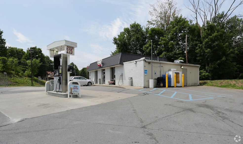 985 Hoosick Rd, Troy, NY 12180