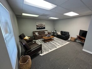 5722 N Broadway St, Kansas City, MO for lease Interior Photo- Image 1 of 15