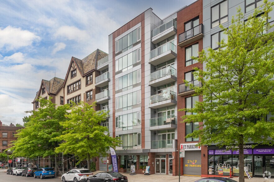 10915 72nd Rd, Forest Hills, NY for sale - Primary Photo - Image 1 of 1