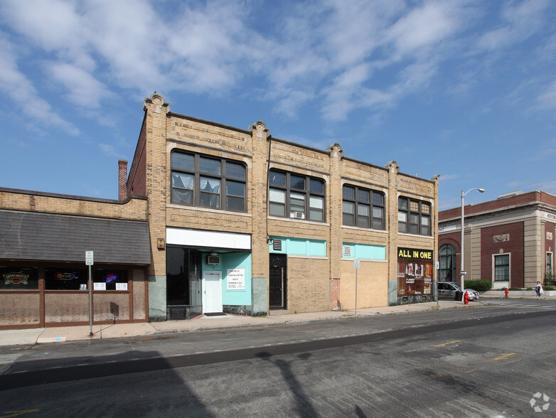 98-104 Suffolk St, Holyoke, MA for lease - Building Photo - Image 3 of 28