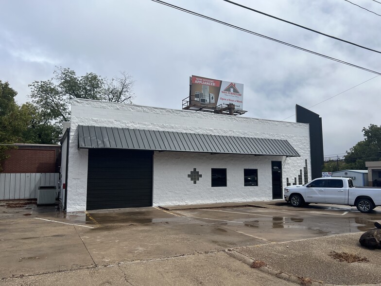 424 W Henderson St, Cleburne, TX for lease - Building Photo - Image 2 of 18