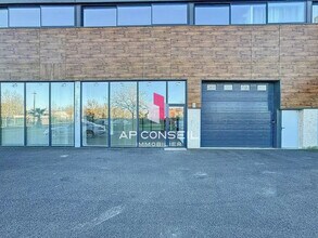 Flex in Bois-d'Arcy for lease Building Photo- Image 1 of 7