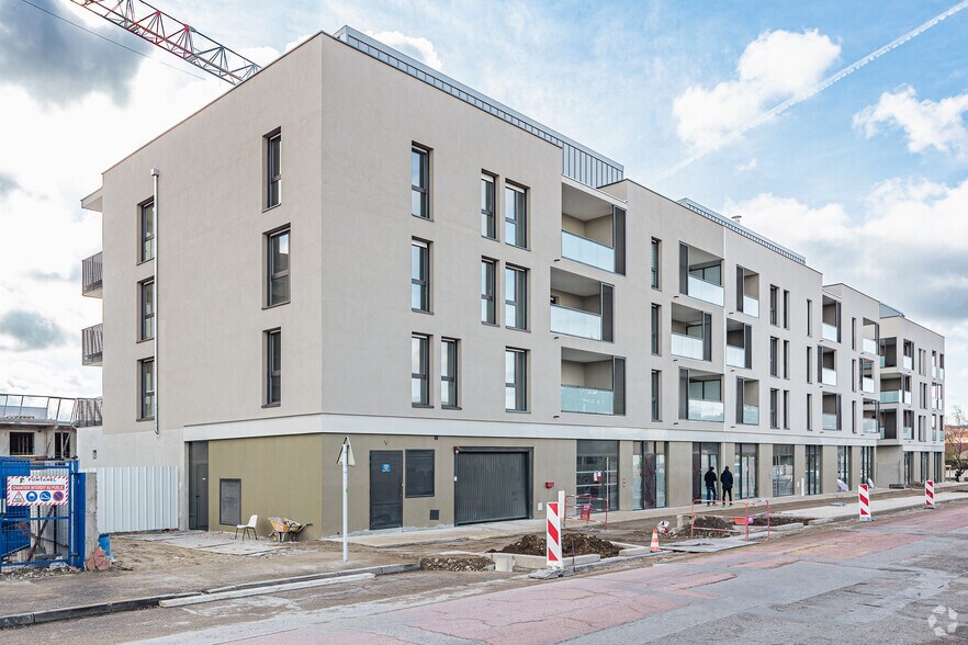 Retail in Brignais for lease - Building Photo - Image 2 of 2