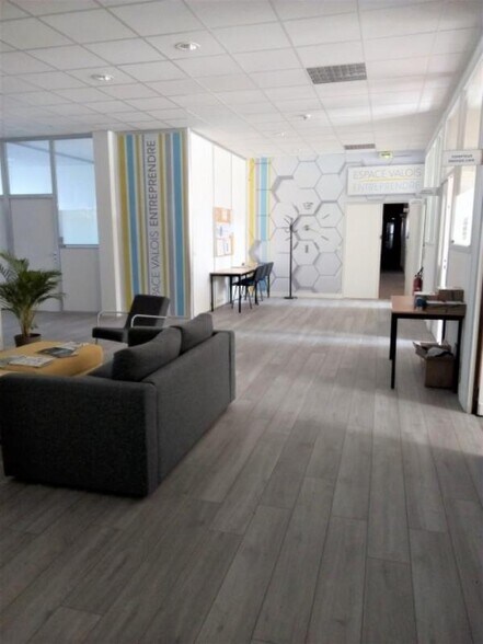 Office in for lease - Building Photo - Image 3 of 6