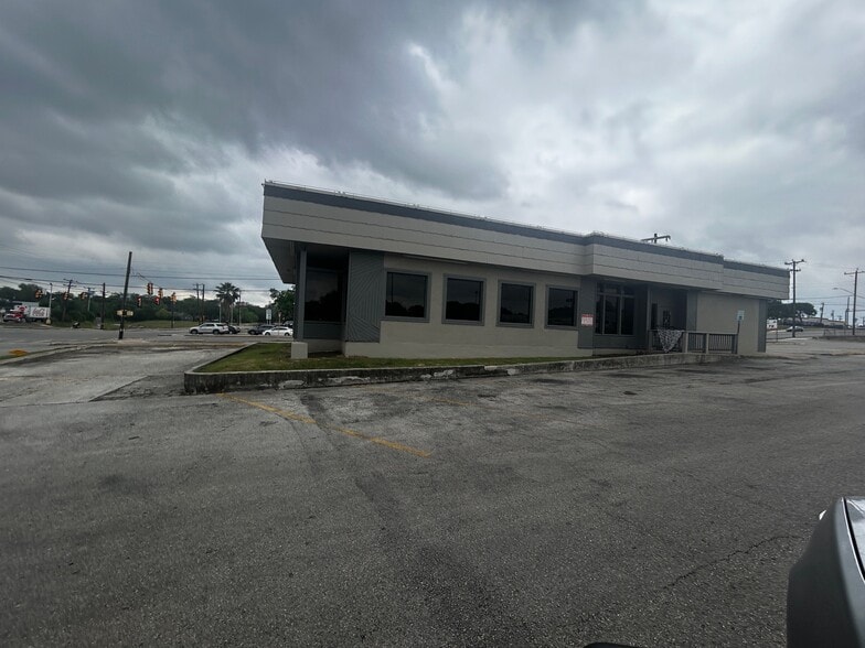 6103 Pecan Valley Dr, San Antonio, TX for lease - Building Photo - Image 2 of 5