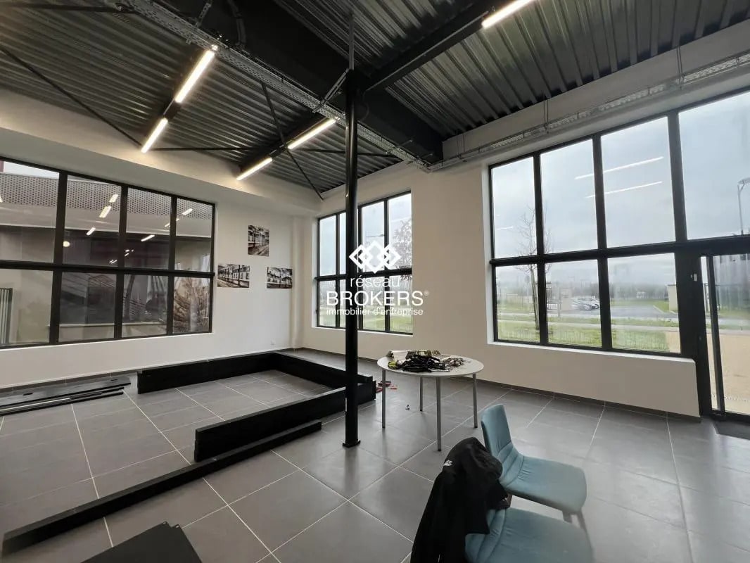 Flex in Saint-Pierre-du-Perray for lease Interior Photo- Image 1 of 19