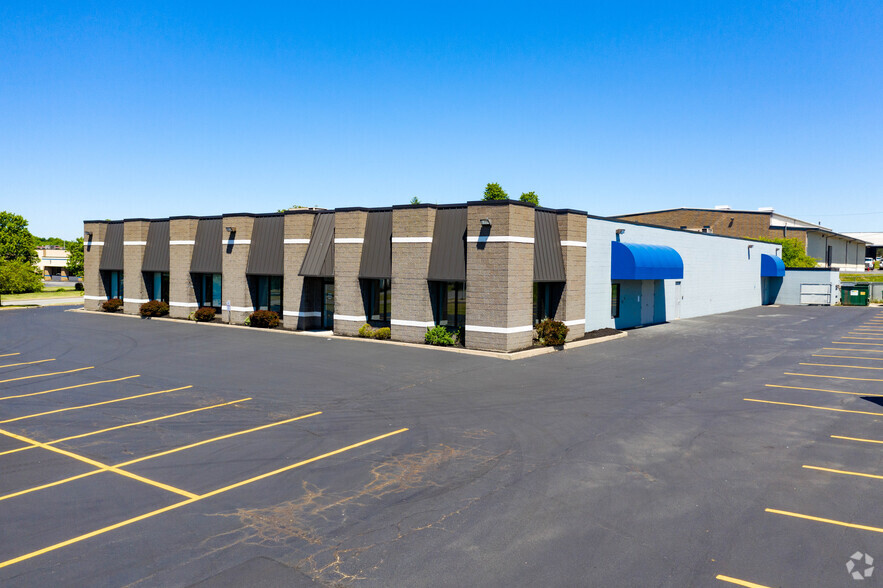 530 Summit Point Dr, Henrietta, NY for lease - Primary Photo - Image 1 of 11