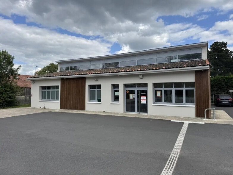 Retail in Saint-Loubès for lease - Building Photo - Image 1 of 12