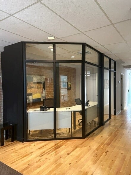 336-340 Rue Sherbrooke E, Montréal, QC for lease - Interior Photo - Image 2 of 12