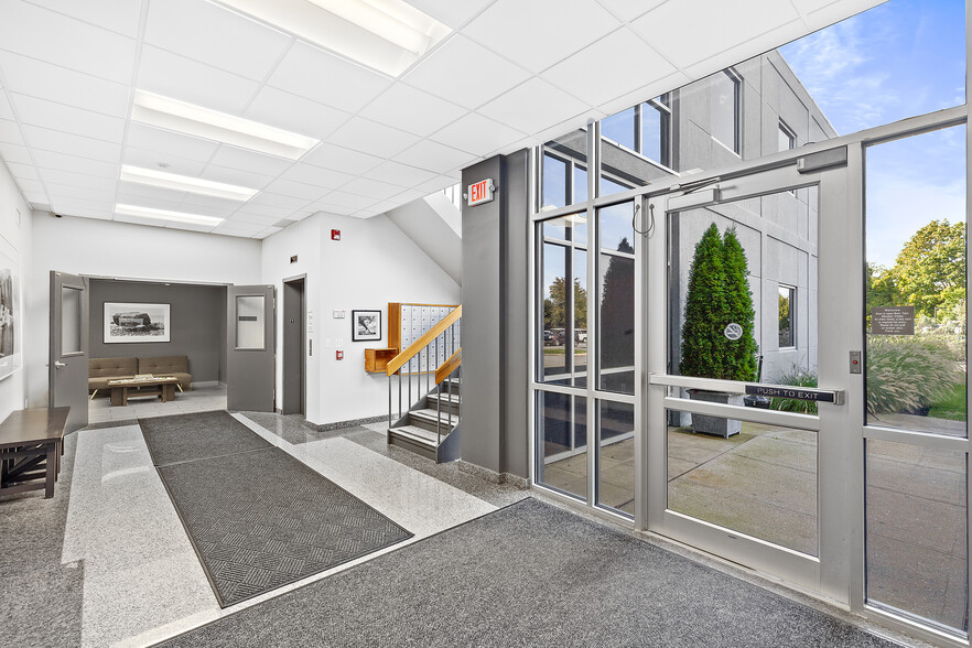 33 Flying Point Rd, Southampton, NY for lease - Lobby - Image 3 of 8