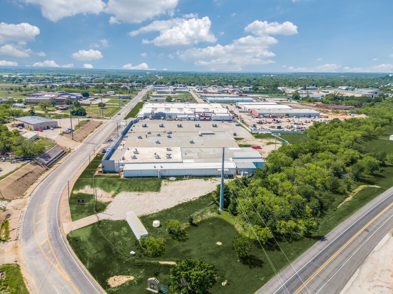 338 Cliff Dr, Graham, TX for sale - Building Photo - Image 2 of 23