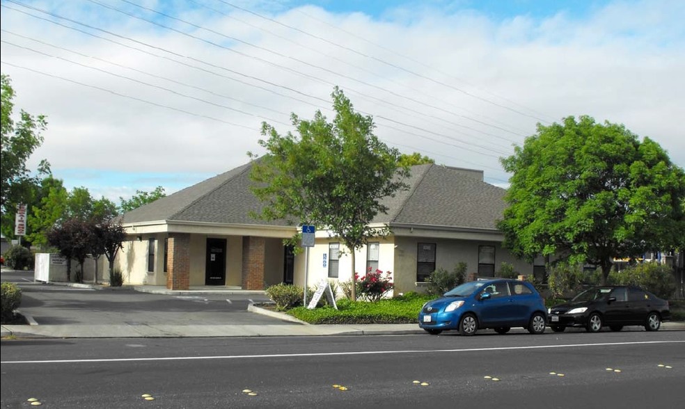 1000-1002 W Center St, Manteca, CA for lease - Primary Photo - Image 3 of 7