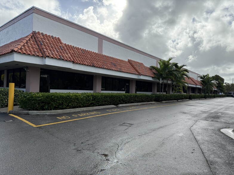 4534-4598 N Hiatus Rd, Sunrise, FL for lease - Building Photo - Image 1 of 8