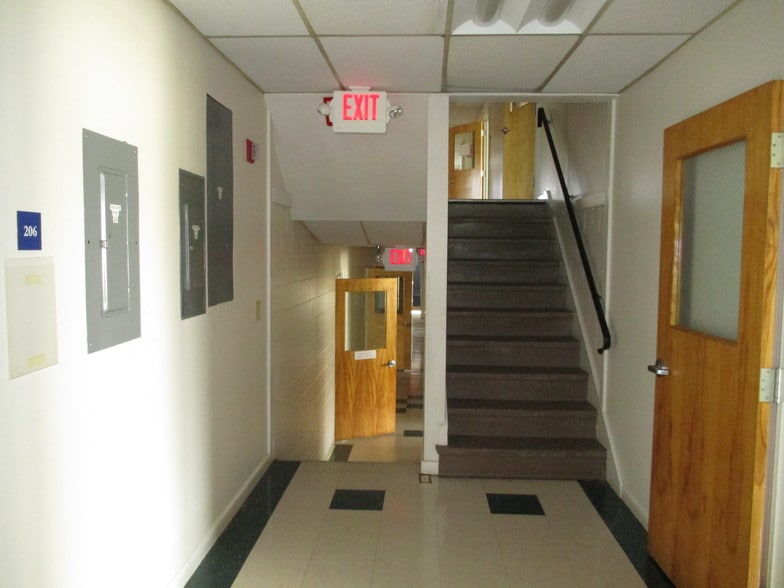 23 McIntosh Ave, Dover, NH for lease - Building Photo - Image 2 of 17