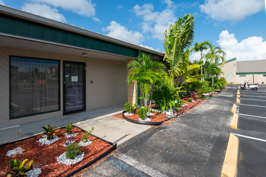 2150 Collier Ave, Fort Myers, FL for sale - Building Photo - Image 1 of 11