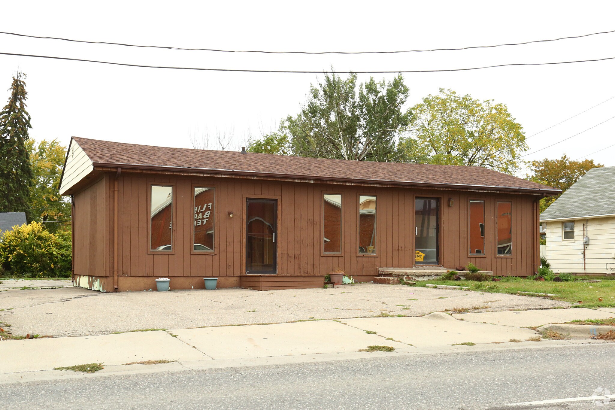 1423-1427 E Bristol Rd, Burton, MI for sale Primary Photo- Image 1 of 1