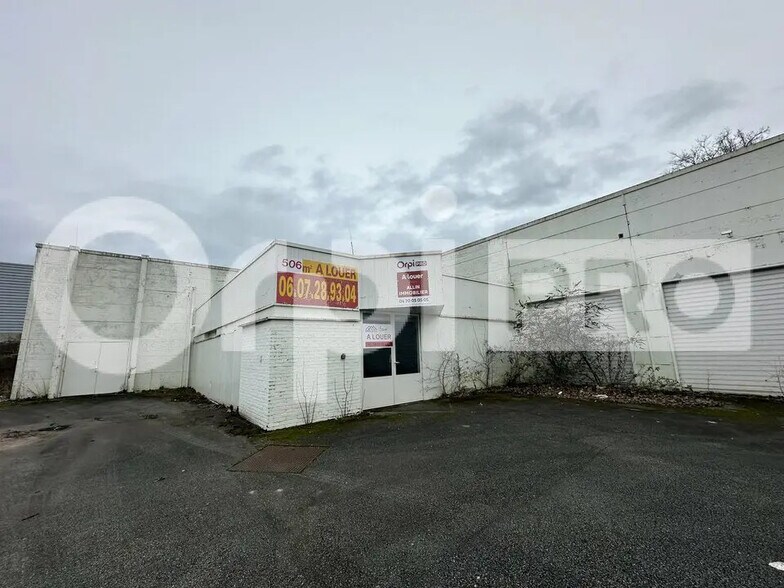 Retail in Saint-Éloy-les-Mines for lease - Building Photo - Image 1 of 9