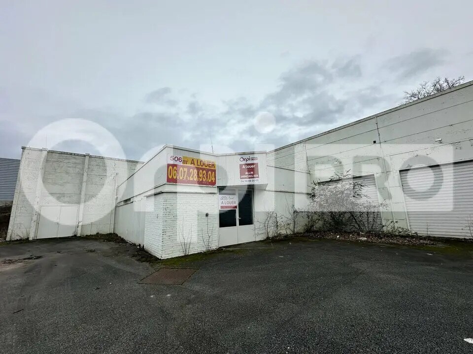 Retail in Saint-Éloy-les-Mines for lease Building Photo- Image 1 of 10
