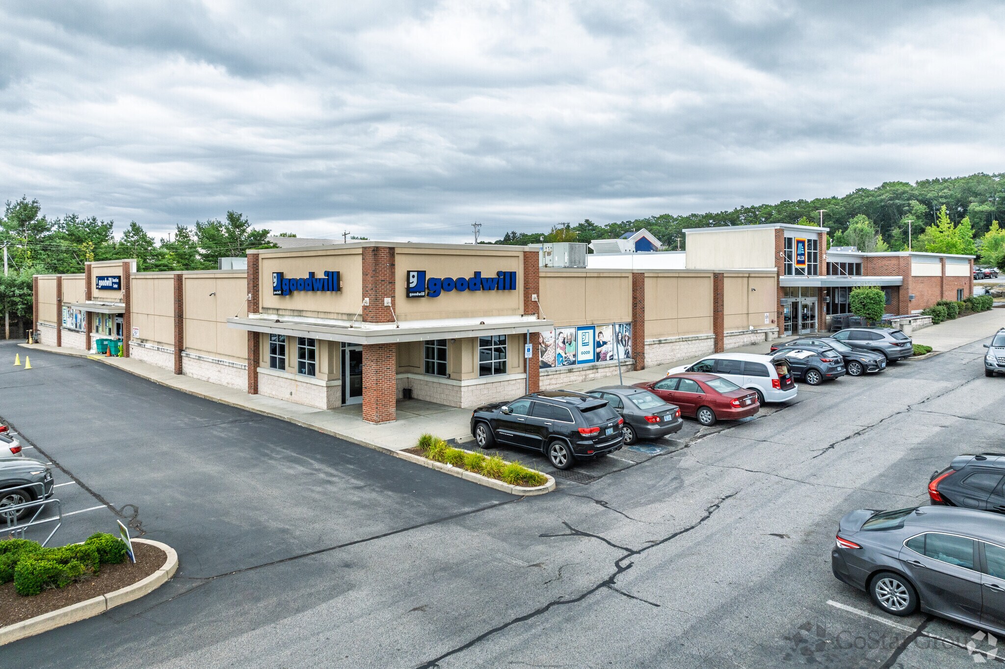 444 Quaker Ln, Warwick, RI for sale Primary Photo- Image 1 of 1