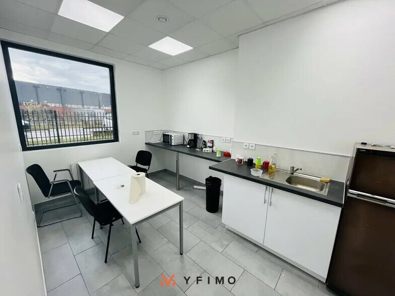 Office in Chanteloup-les-Vignes for lease - Interior Photo - Image 2 of 5