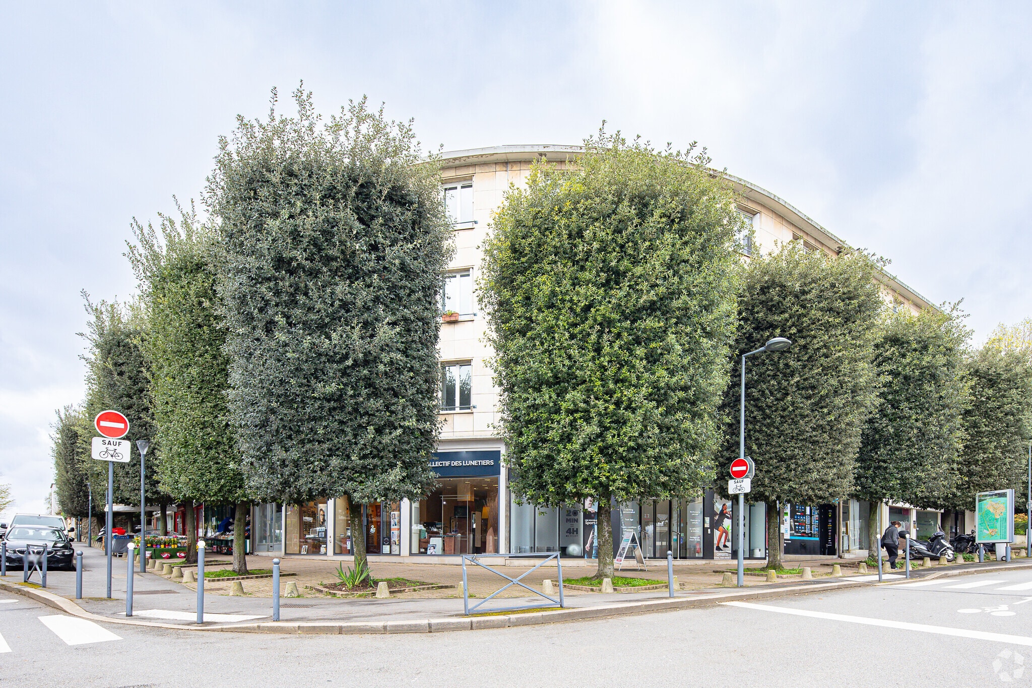 Multifamily in Meudon for sale Primary Photo- Image 1 of 3