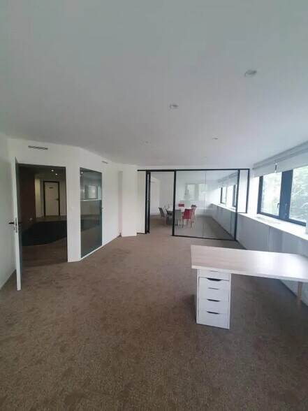 Office in Suresnes for lease - Building Photo - Image 2 of 7