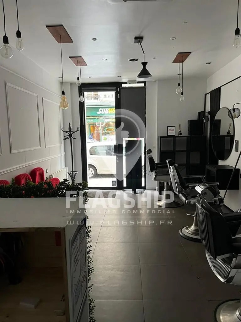 Retail in Paris for lease Interior Photo- Image 1 of 7