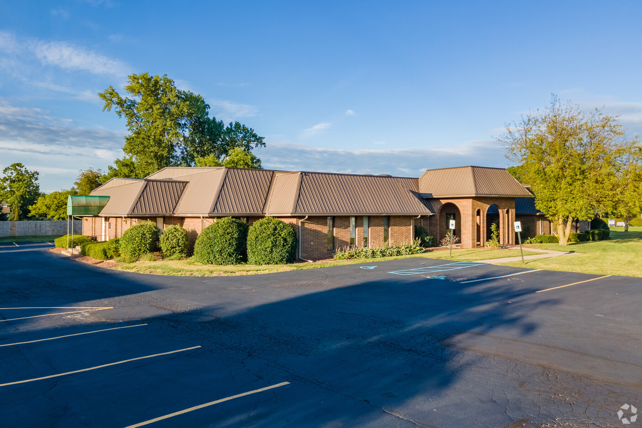 1627 Henthorne Dr, Maumee, OH for sale Primary Photo- Image 1 of 1