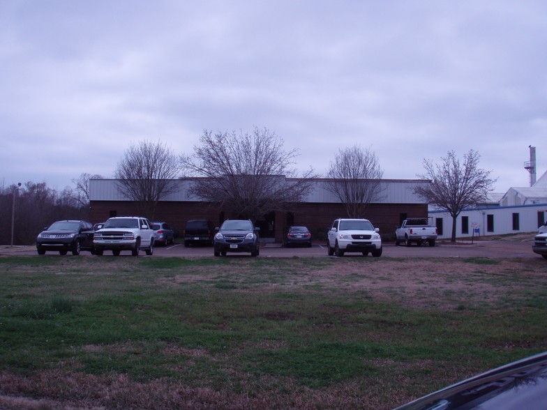 1021 Clinton Industrial Park Rd, Clinton, MS for lease - Building Photo - Image 1 of 19