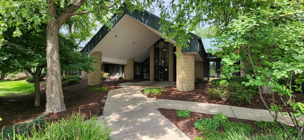 2121 University Park Dr, Okemos, MI for lease - Building Photo - Image 1 of 14