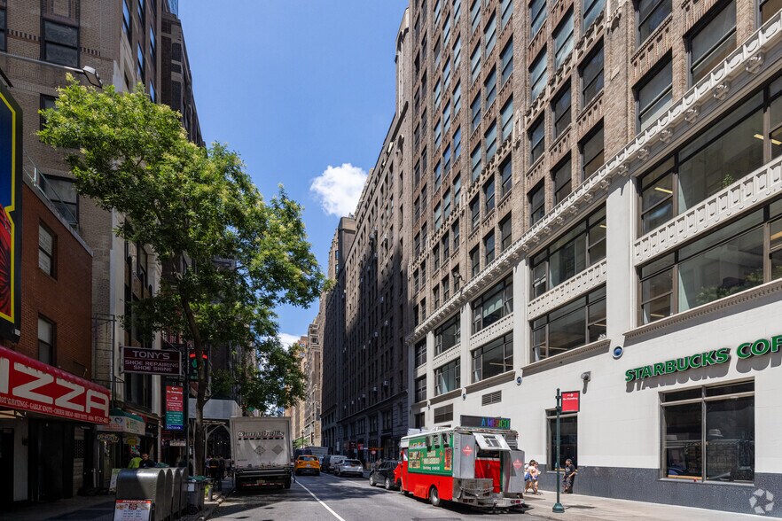 213 W 35th St, New York, NY for lease - Primary Photo - Image 1 of 8