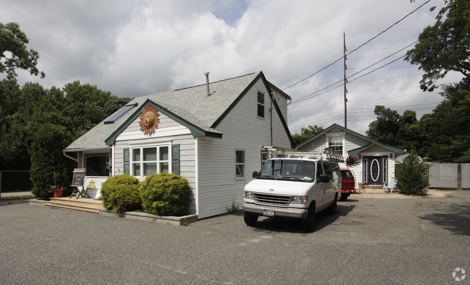 1405 Montauk Hwy, Oakdale, NY 11769