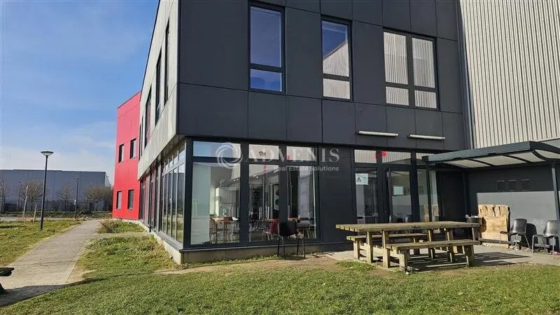 Industrial in Lesquin for lease - Building Photo - Image 2 of 11