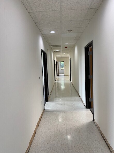 83 S Putt Corners Rd, New Paltz, NY for lease - Interior Photo - Image 3 of 5