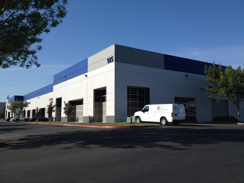 925 National Dr, Sacramento, CA for lease - Building Photo - Image 2 of 34