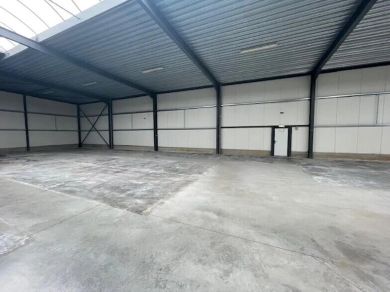 Flex in Escaudain for lease - Interior Photo - Image 3 of 23