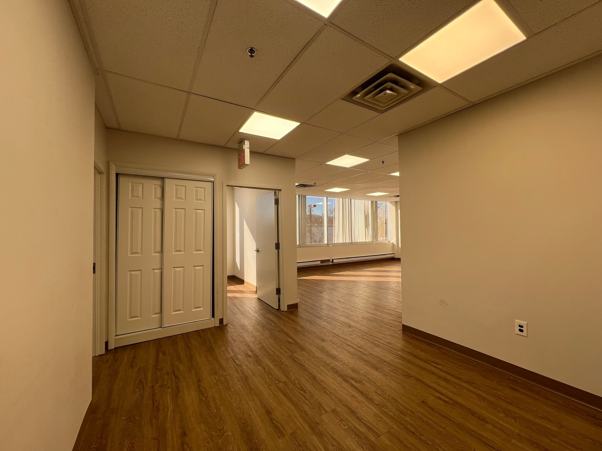 400 Sylvan Ave, Englewood Cliffs, NJ for lease Interior Photo- Image 1 of 5