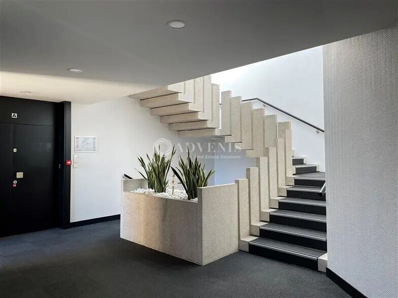 Office in Vélizy-Villacoublay for lease - Lobby - Image 2 of 5