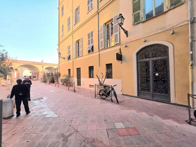 Retail in Nice for lease - Building Photo - Image 1 of 3