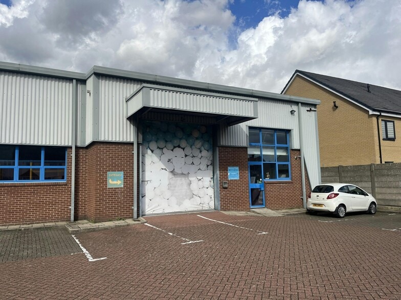 3 Arisdale Av, South Ockendon for lease - Building Photo - Image 3 of 8