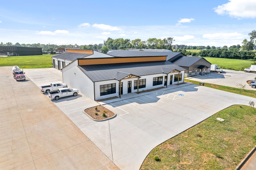 1030 Smokestack Dr, Clarksville, TN for lease - Building Photo - Image 3 of 36