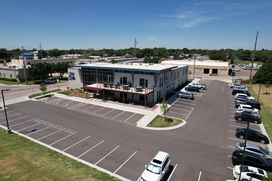 740 W 2nd St, Wichita, KS for lease - Building Photo - Image 2 of 11