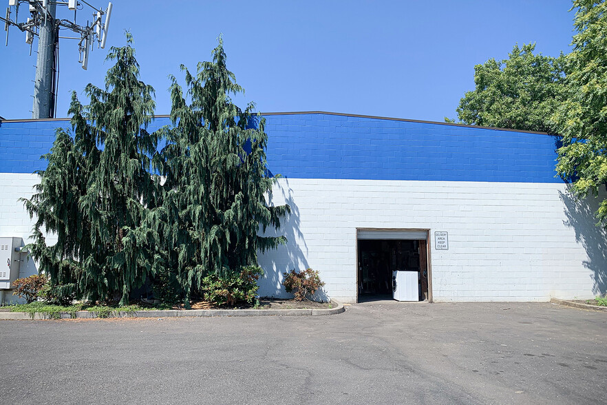 12404 NE Halsey St, Portland, OR for lease - Building Photo - Image 3 of 18