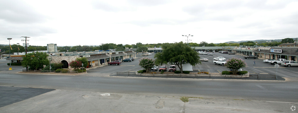 827 Junction Hwy, Kerrville, TX for lease - Building Photo - Image 2 of 9