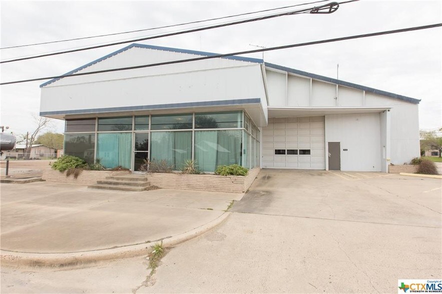 712 E Broadway St, Cuero, TX for sale - Primary Photo - Image 1 of 1