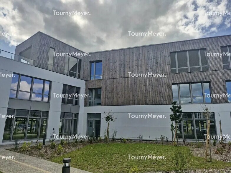 Office in Pacé for lease - Building Photo - Image 2 of 5