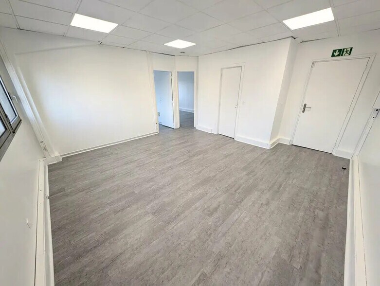 Office in Mandelieu-la-Napoule for lease - Interior Photo - Image 3 of 5
